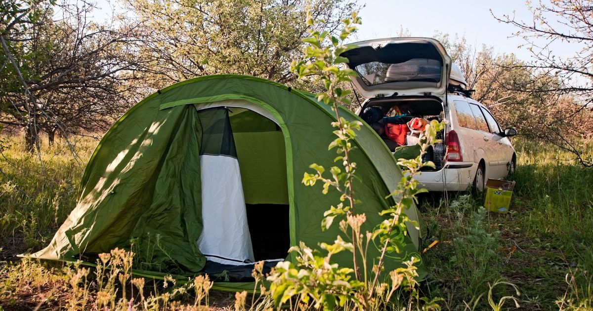 tent setup by vehicle